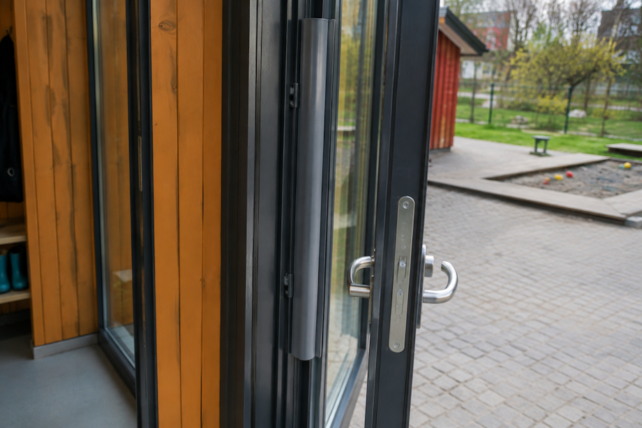 Klemsikring på dører i barnehager og skoler – slik beskytter du barnas fingre
